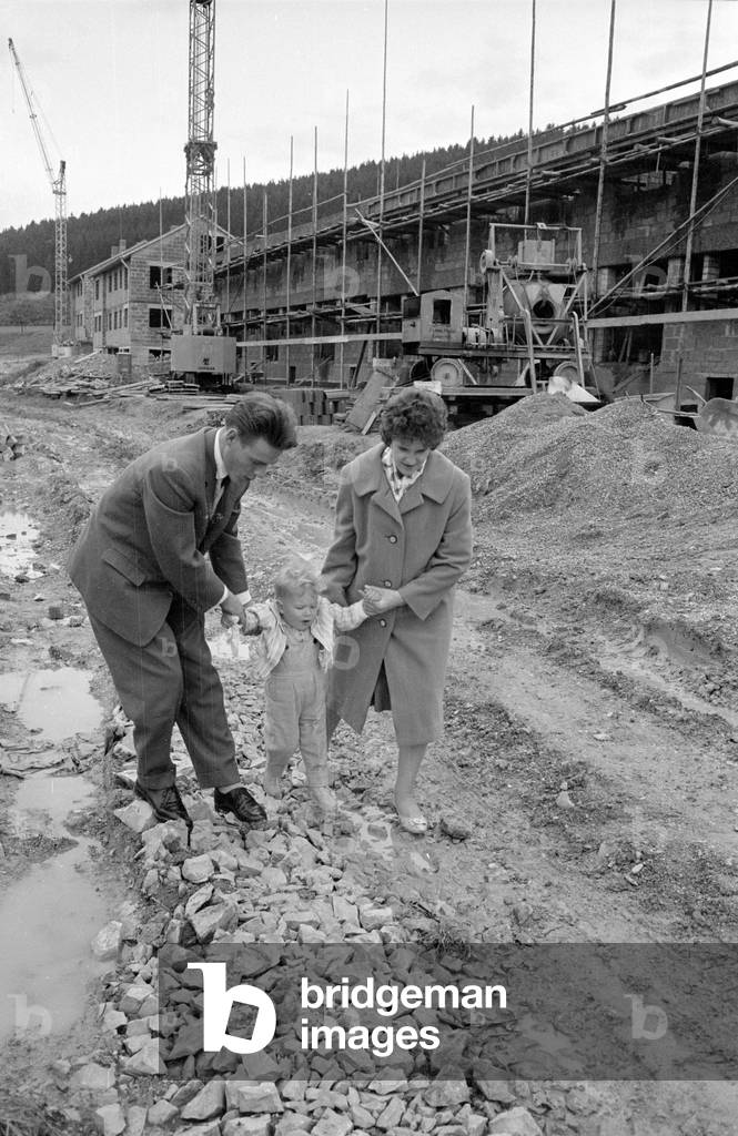 Family looking at the construction site of the development area in Tuttlingen, 1960 (b/w photo)