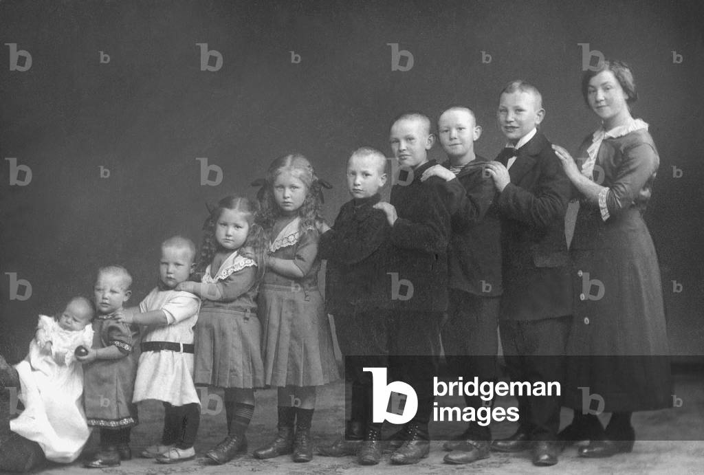 Family with ten children, 1915 (b/w photo)