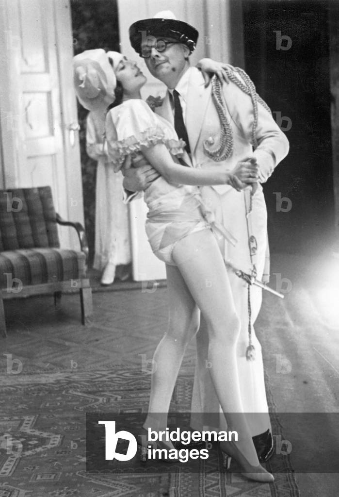 Ralph Arthur Roberts and Gina Falkenberg in 'The Man with the Grey Temples' (b/w photo)