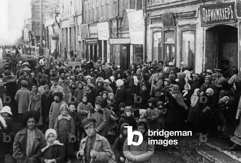 Homeless people in front of a warming center, 1921 (b/w photo)