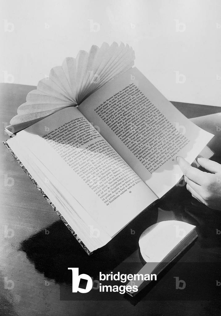 Reading visor against the sun, 1935 (b/w photo)