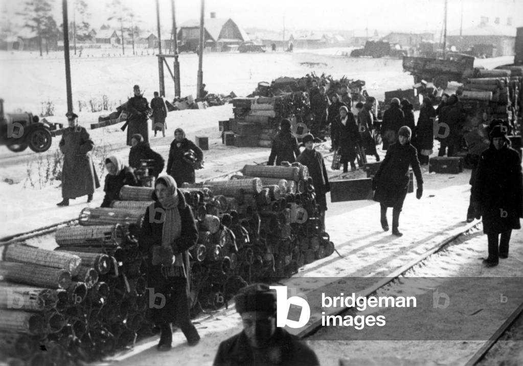 Russian forced laborers loading ammunition boxes, 1941 (b/w photo)