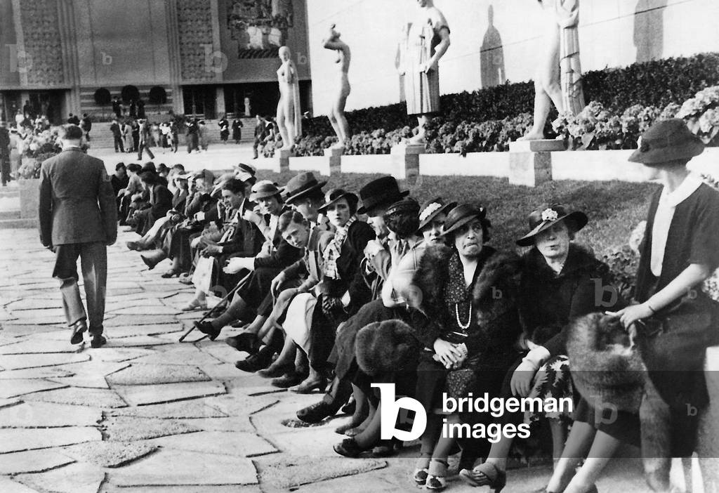 Visitors to the World Exhibition in Brussels, 1935 (b/w photo)