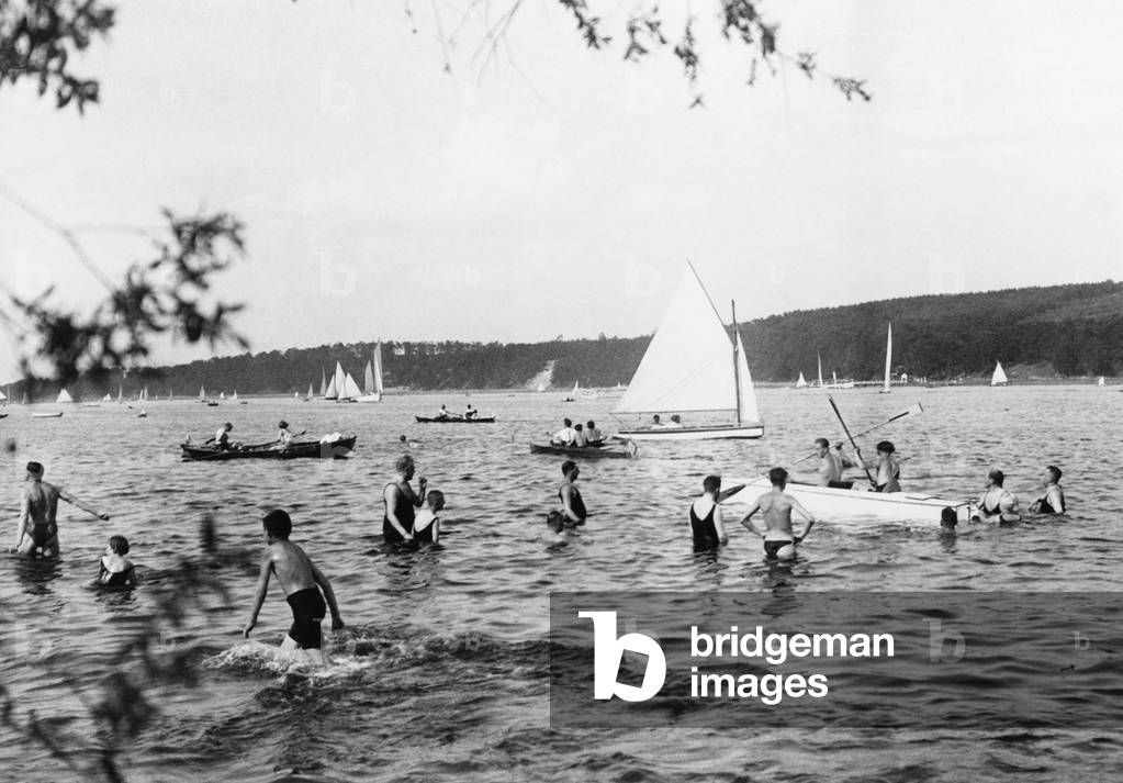 Holiday at the seaside, 1929 (b/w photo)