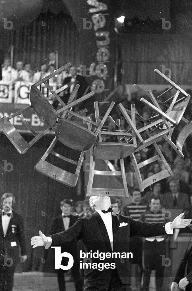 Gert Froebe during his performance at Circus Krone, 1970 (b/w photo)
