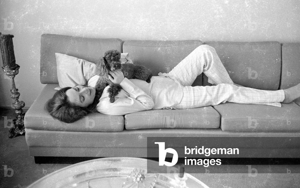 Karin Dor - home report, 1971 (b/w photo)