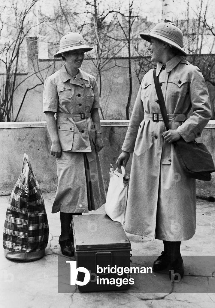 Tropical nurses before their deployment on the Africa front, 1941 (b/w photo)