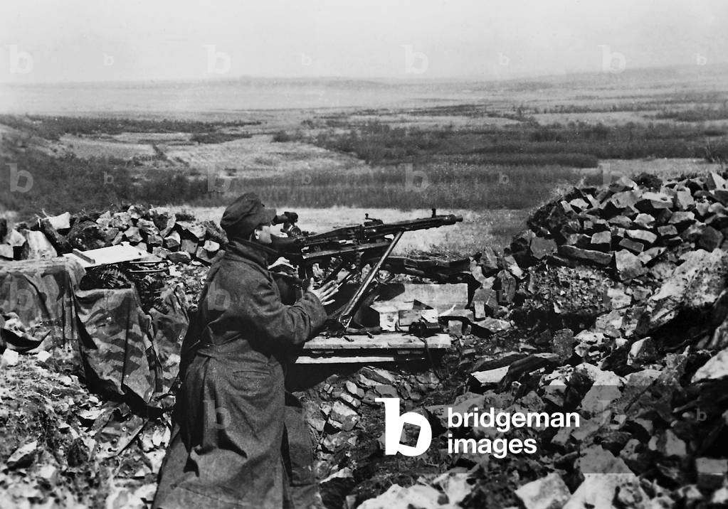 German soldier in his position on the Eastern front, 1943 (b/w photo)