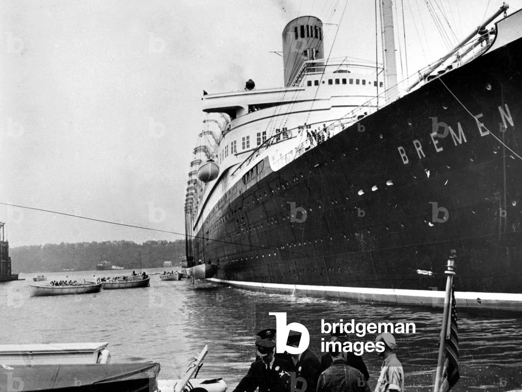 Rescue exercise of the 'Bremen' in the port of New York, 1939 (b/w photo)