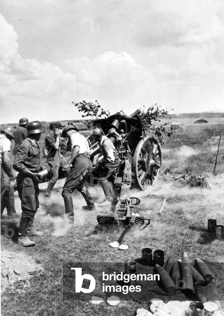 German artillery on the Eastern Front, 1941 (b/w photo)