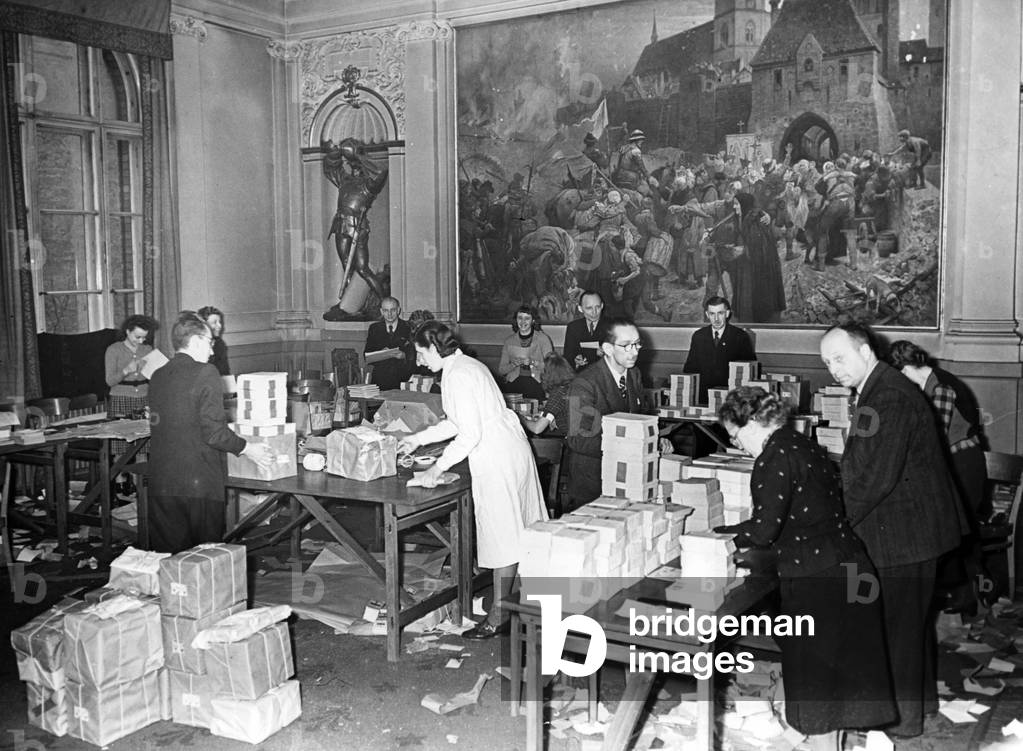 Packing food ration cards, 1942 (b/w photo)