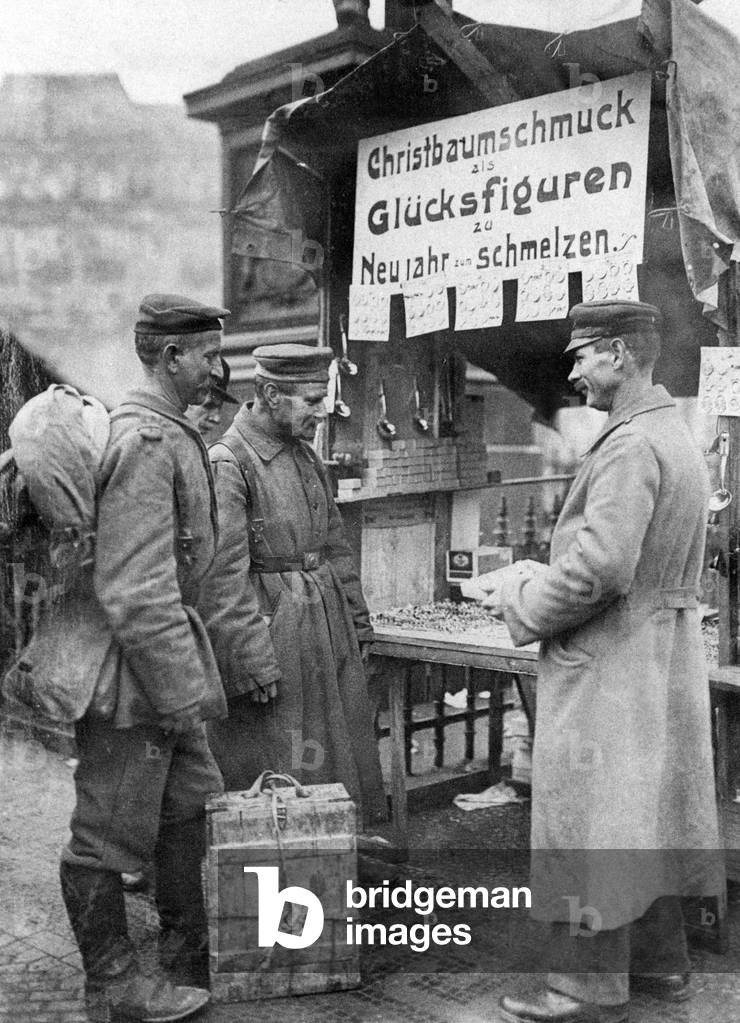 Homecoming soldiers at the Christmas market in Berlin, 1918