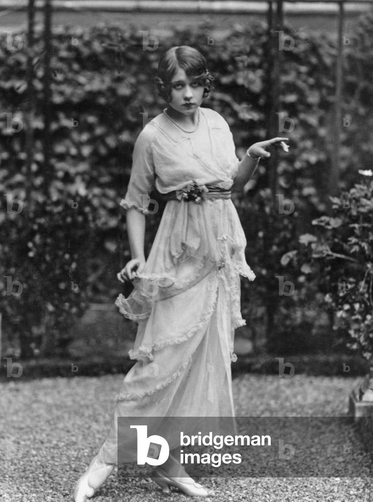 Women's fashion, 1912 (b/w photo)