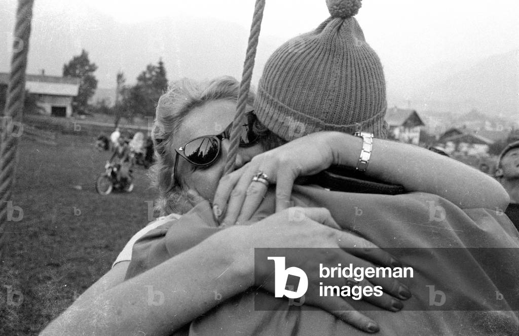 Alfred Eckert is welcomed by his wife, 1959 (b/w photo)
