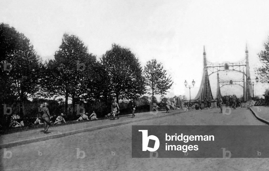 Italian soldiers on the Bernert bridge in Raciborz, 1921 (b/w photo)