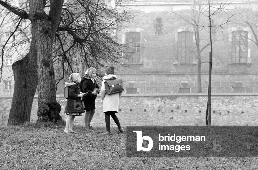 Child abduction experiment of the Kriminalpolizei (criminal investigation agency) in Augsburg, 1960 (b/w photo)