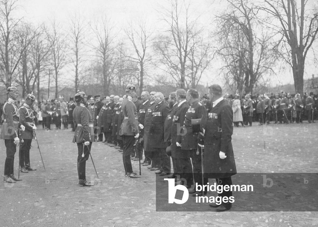 Grand Duke Friedrich Franz von Mecklenburg-Schwerin with veterans, 1907 (b/w photo)