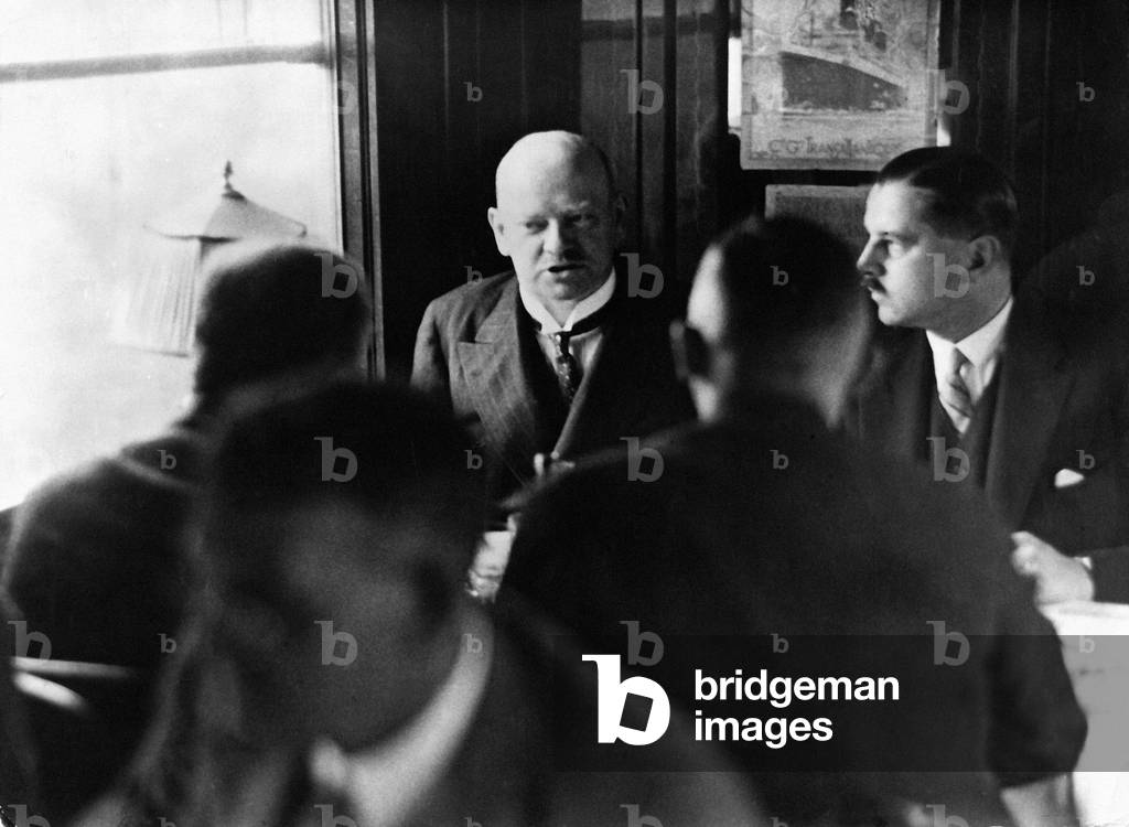 Gustav Stresemann on the way to Paris (b/w photo)