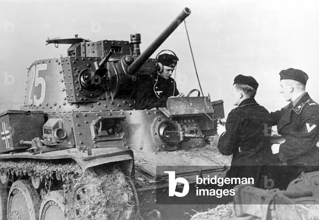German tank crew with a Panzer 38 (t), 1940 (b/w photo)