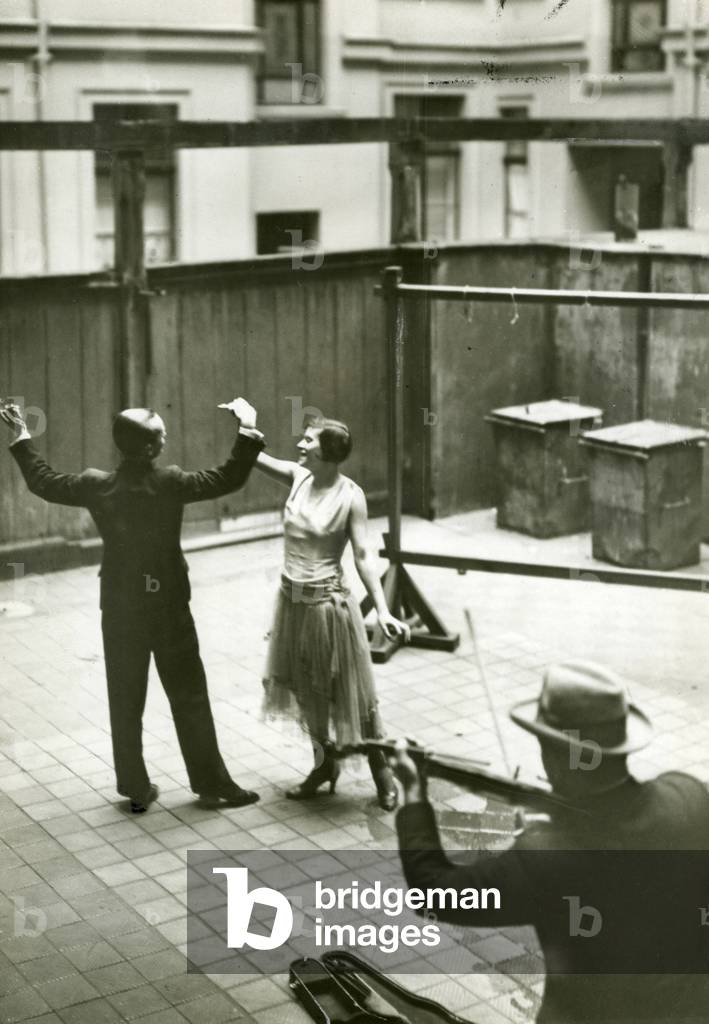 Dancing couple in a Berlin backyard, 1932