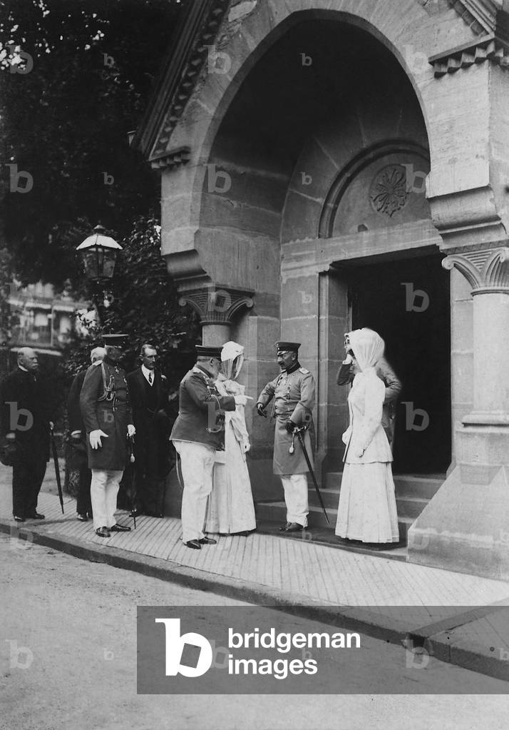 Wilhelm II. and Edward VII. in front of the English church in Bad Homburg, 1908 (b/w photo)
