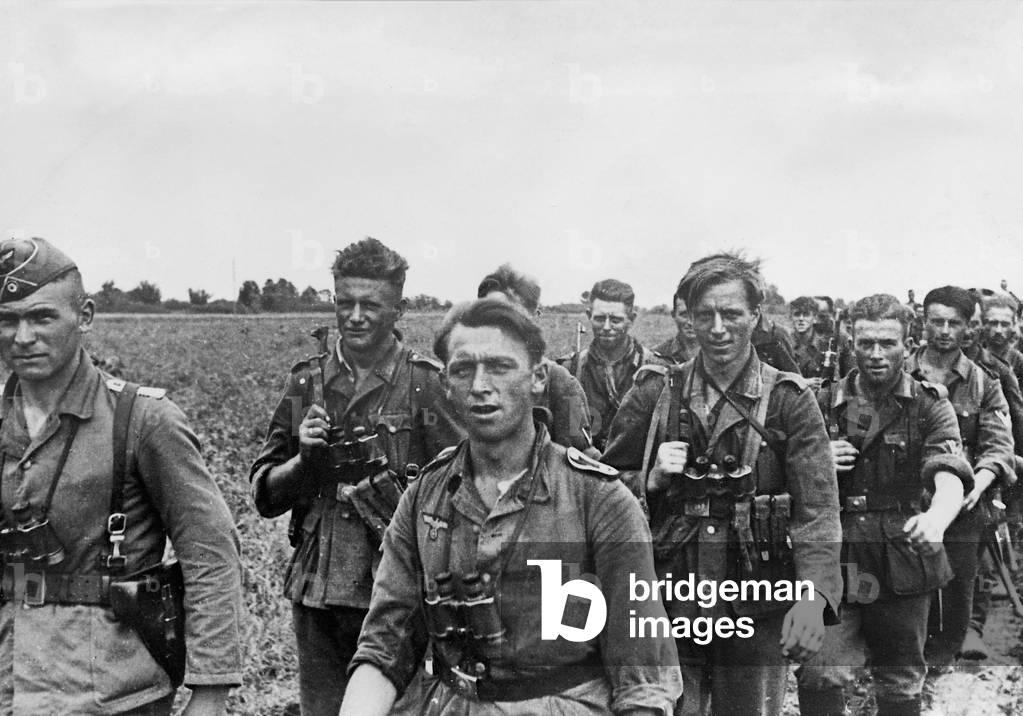 German soldiers in the southern sector of the Eastern Front, 1942 (b/w photo)