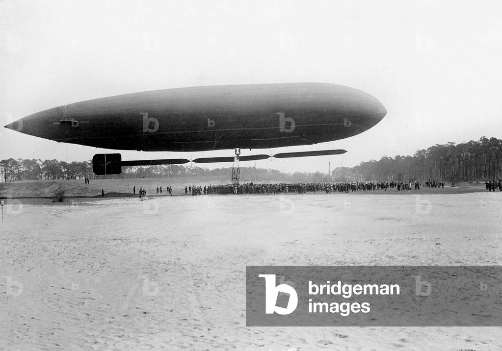 Military balloon 'M III' (Gross III) in Berlin, 1910 (b/w photo)