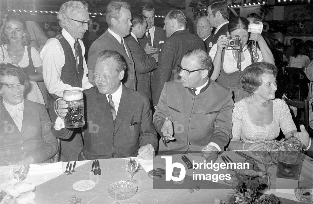 Willy Brandt as guest in the marquee of Fischer-Vroni, 1970 (b/w photo)