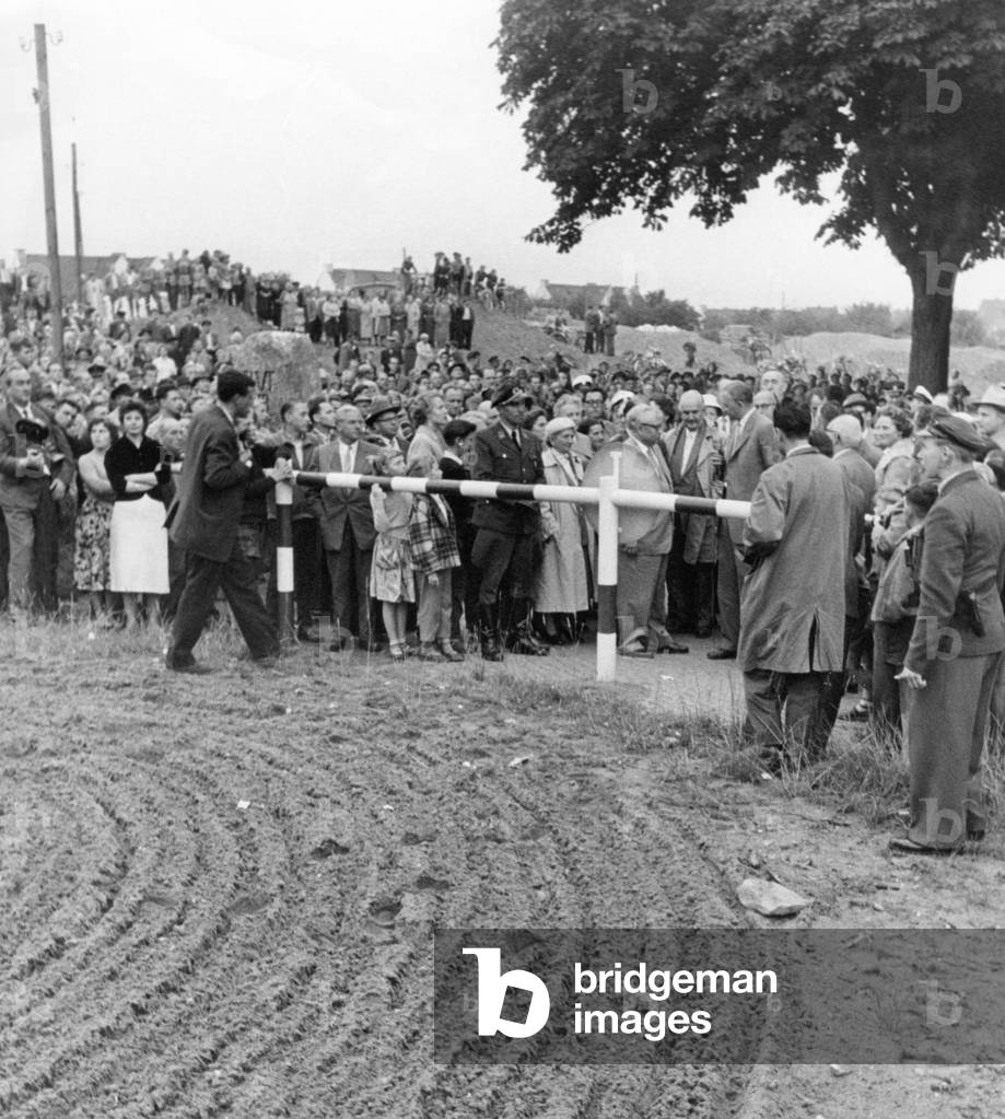 Erich Ollenhauer visits the demarcation line, 1957 (b/w photo)
