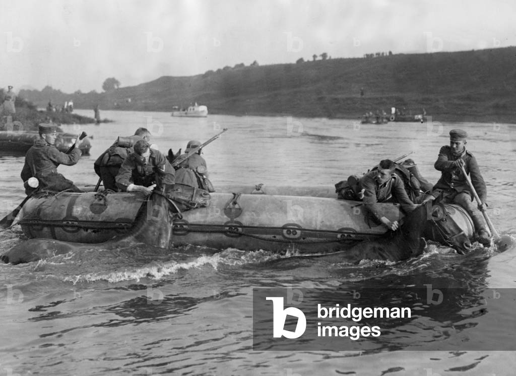Soldiers cross the Saale in a rubber boat (b/w photo)
