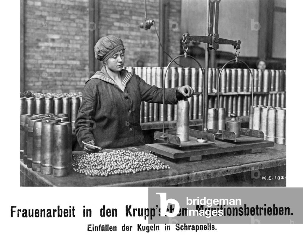 Worker in the Krupp munitions company, 1917 (b/w photo)