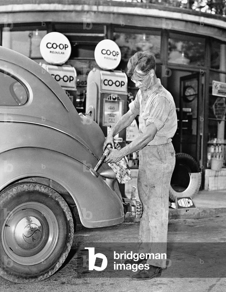 The gas station of a co-op, 1938 (b/w photo)