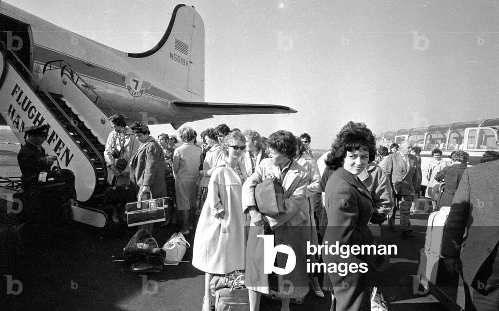 Young German women emigrate to Australia, 1959 (b/w photo)