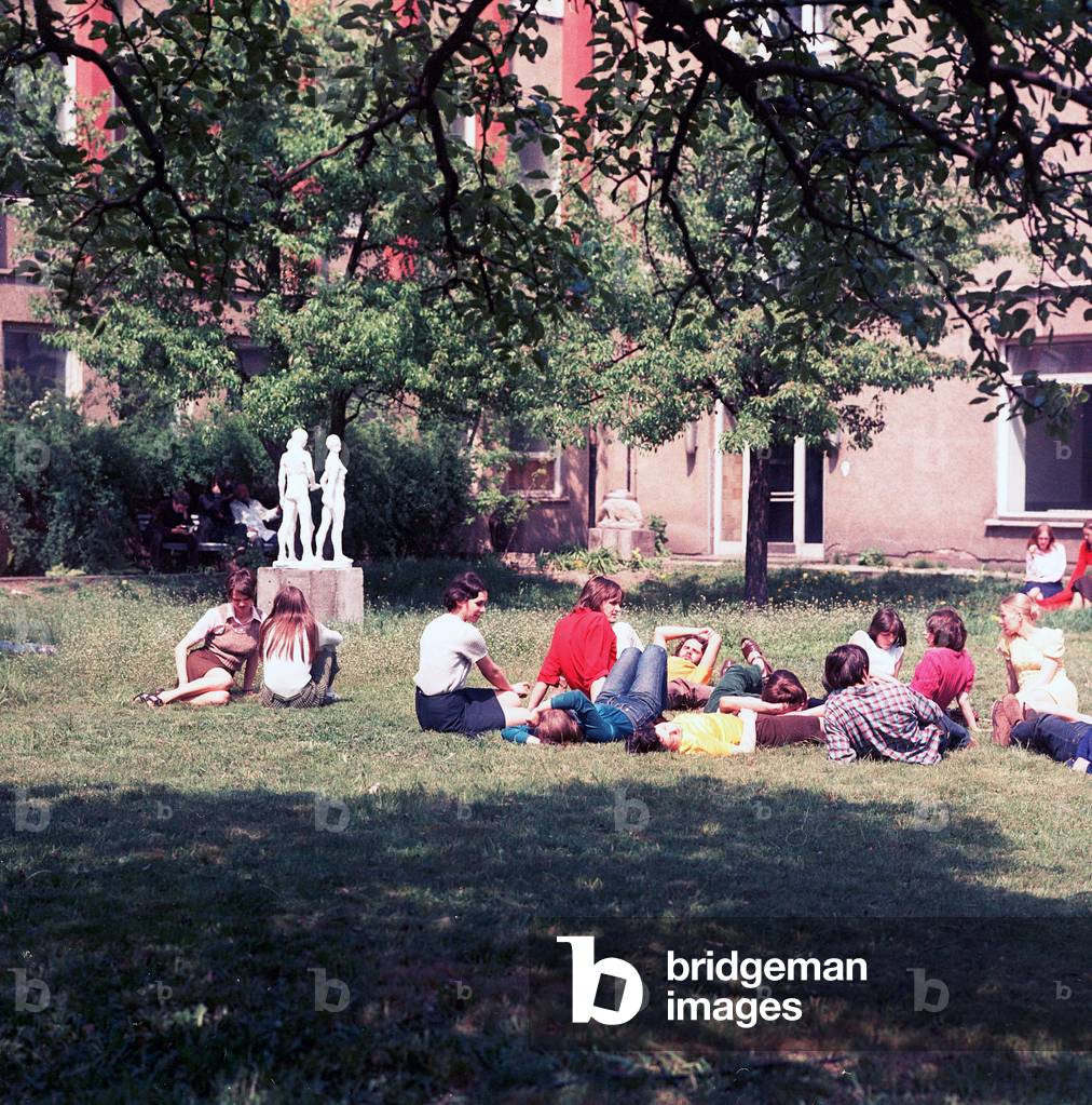 Students of the art college of Berlin white lake lie in the inner courtyard on the meadow and enjoy the sun in Berlin, the former capital of the GDR, German democratic republic. Foto: Siegfried Bonitz , 1972 (photo)