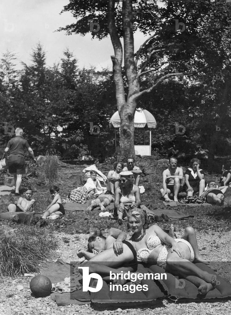 Weekend in the countryside, 1952 (b/w photo)
