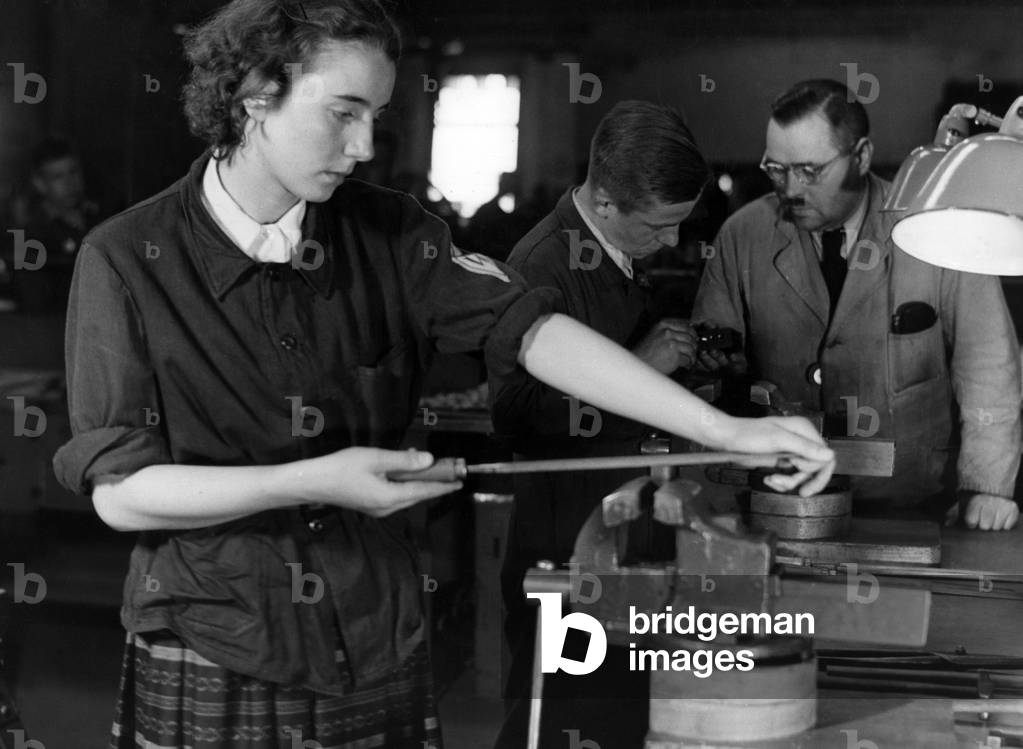 Women in the arms industry, retraining, 1941 (b/w photo)