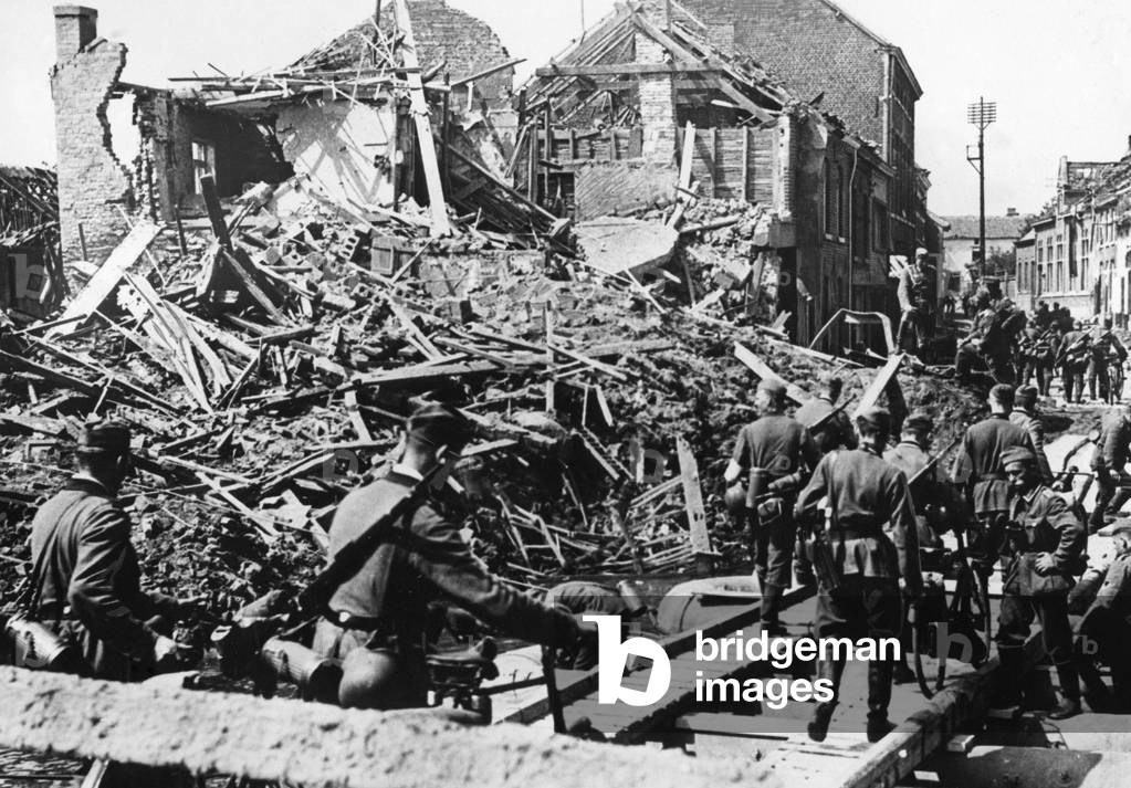 German soldiers in France, 1940 (b/w photo)