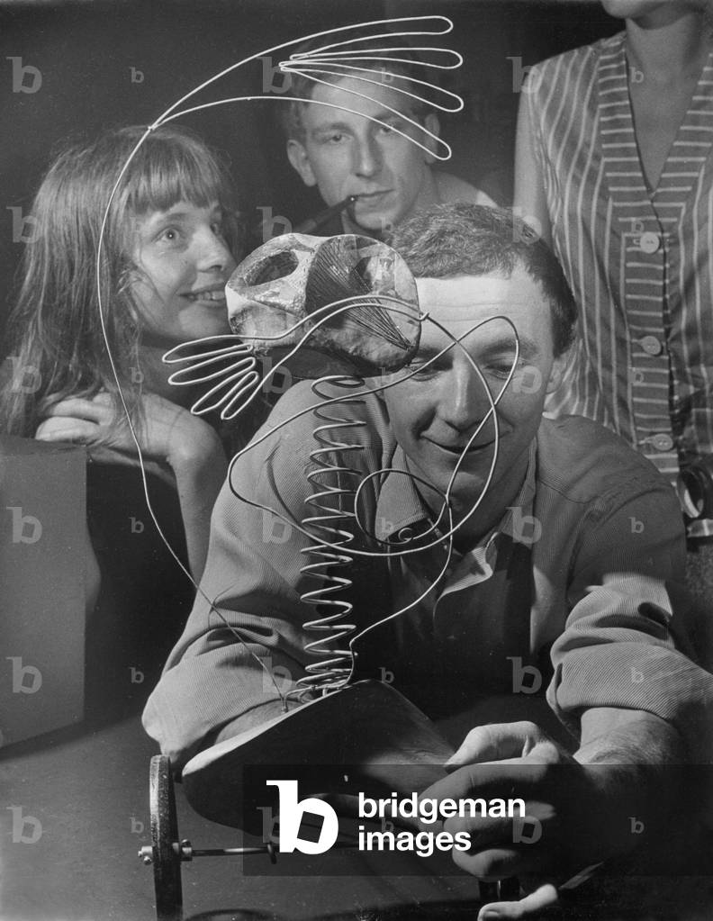 Artwork from wire (b/w photo)