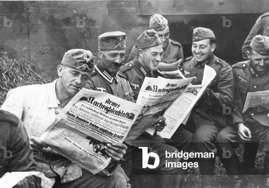 German soldiers reading newspapers, 1939 (b/w photo)