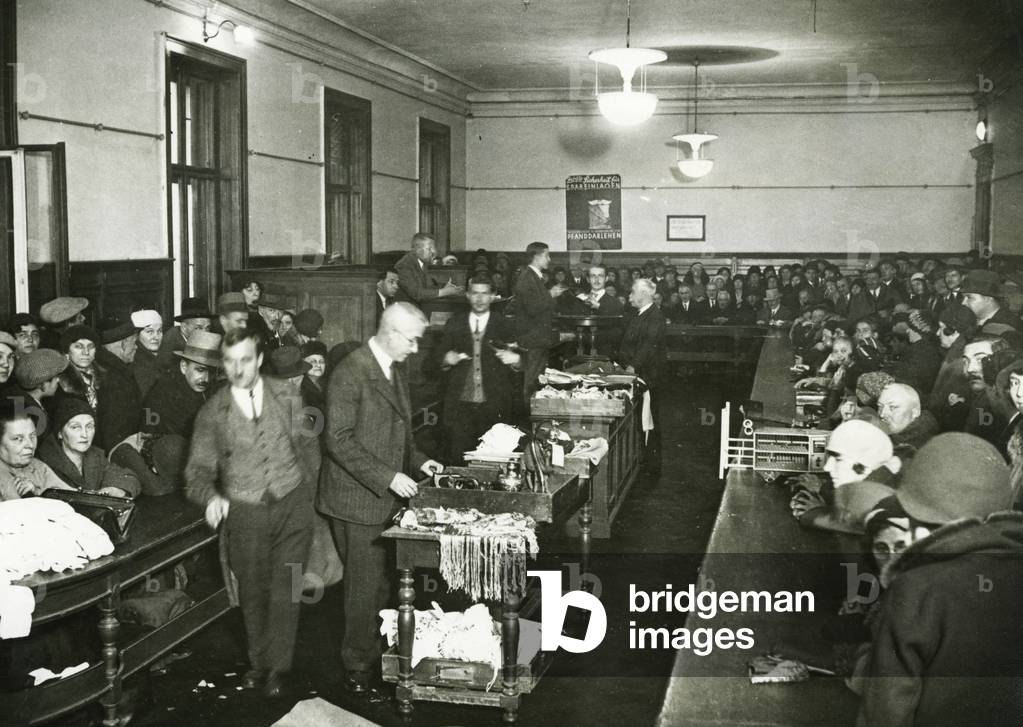 Auction in a Berlin pawnshop, 1929-1932