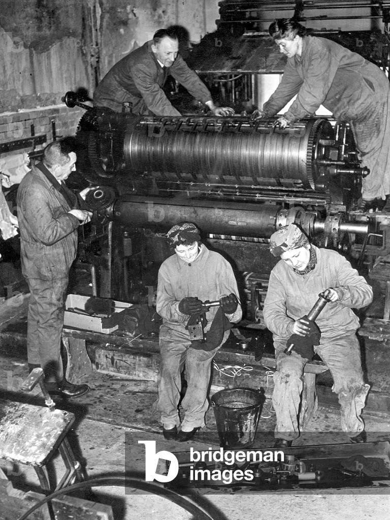 Maintenance on a printing machine, 1943 (b/w photo)