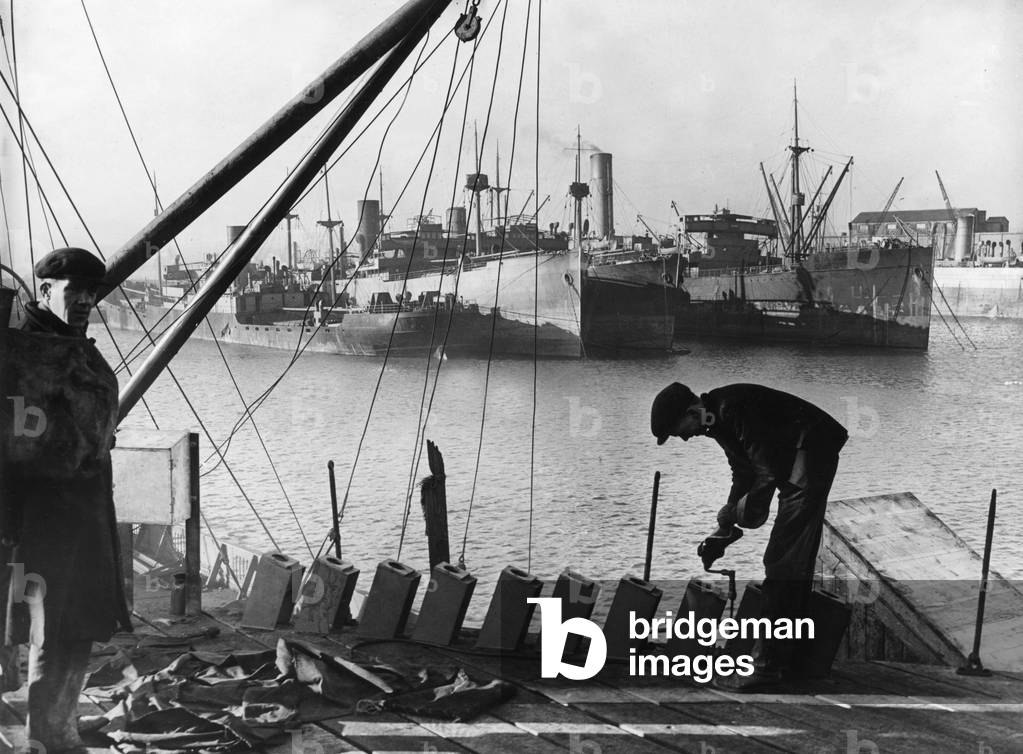 Armament of the British merchant navy, 1939 (b/w photo)