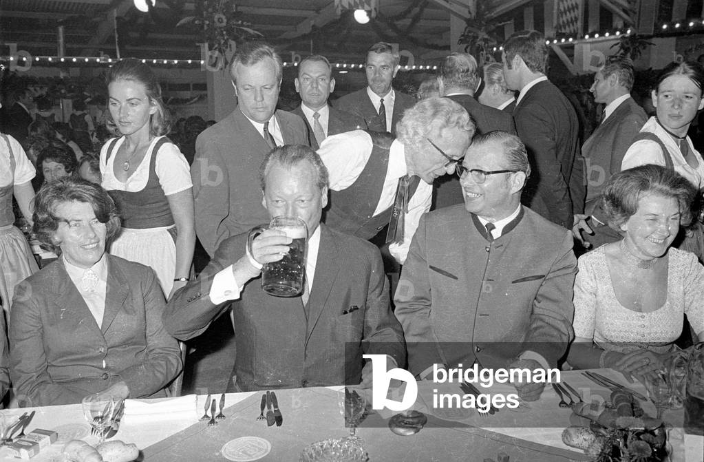 Willy Brandt as guest in the marquee of Fischer-Vroni, 1970 (b/w photo)
