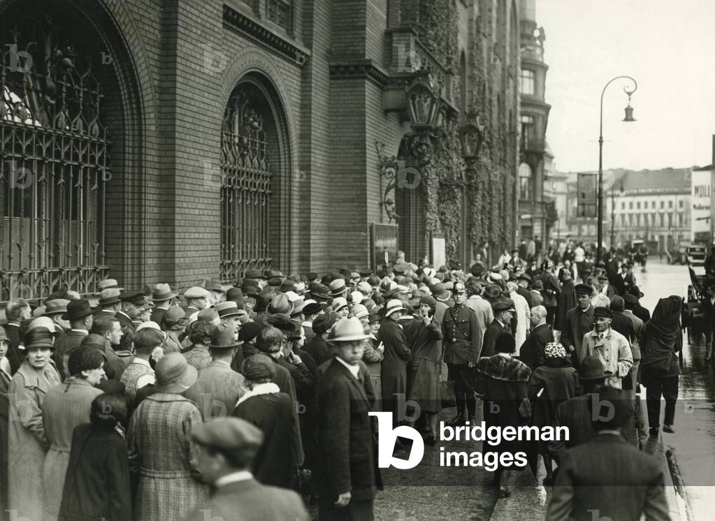 Depositors storm DANAT bank, 1931
