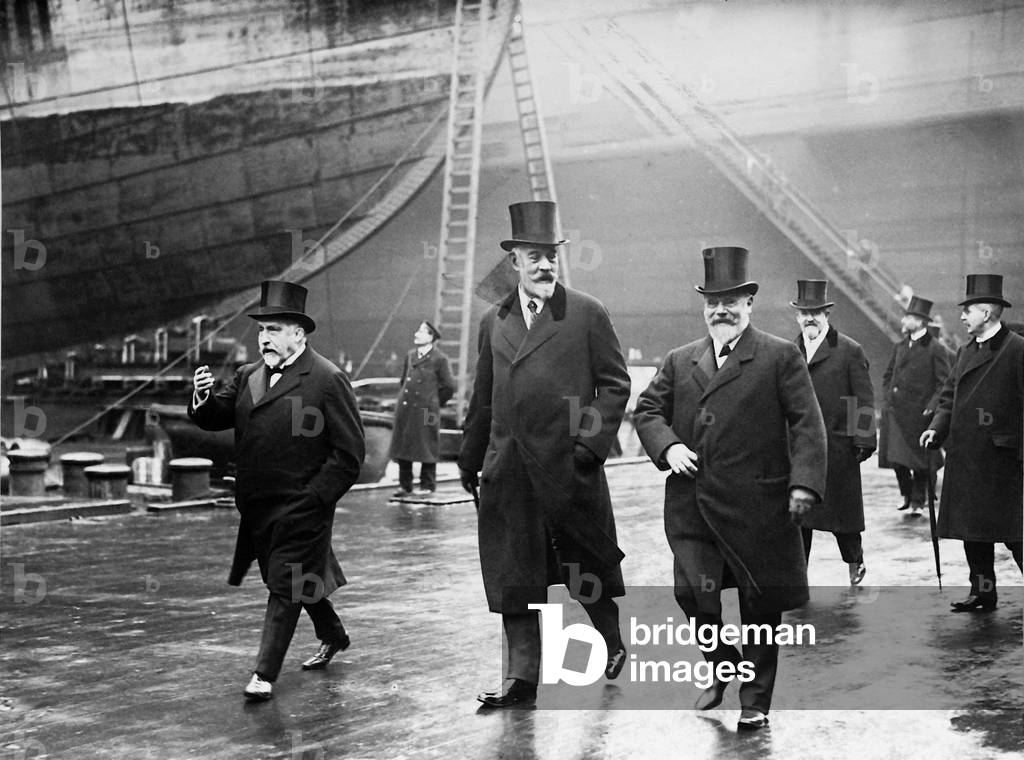 Theobald von Bethmann-Hollweg with Hermann Blohm at 'Blohm and Voss' in Hamburg, 1914 (b/w photo)