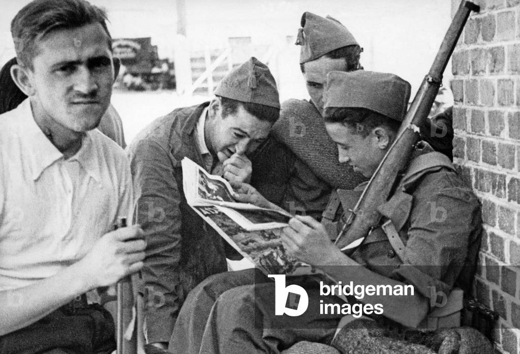 Republican fighters reading newspaper, Madrid, 1936