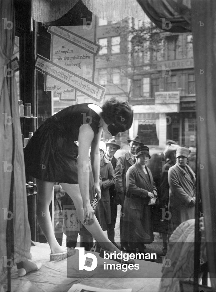 Demonstration of a point roller, 1927 (b/w photo)