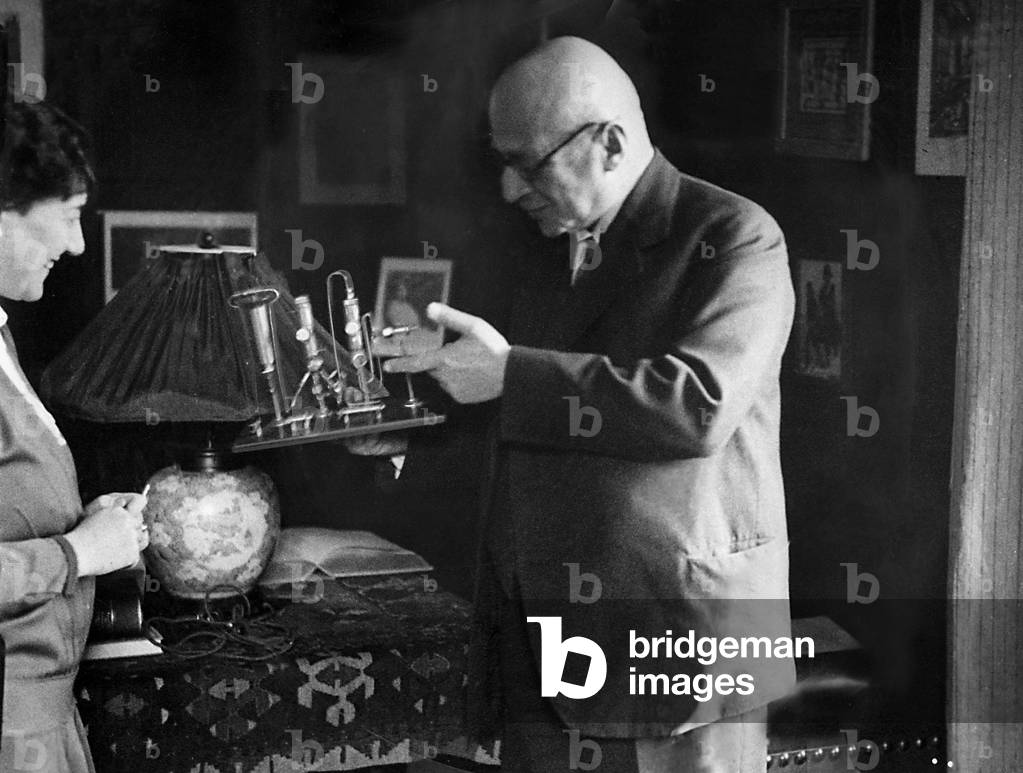 Fritz Haber with the model of a plant for the production of nitrogen, 1931 (b/w photo)