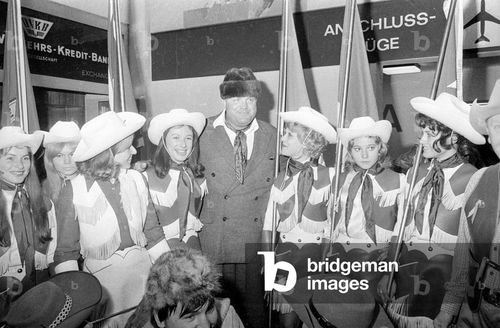 Dan Blocker at the Frankfurt am Main airport, 1971 (b/w photo)