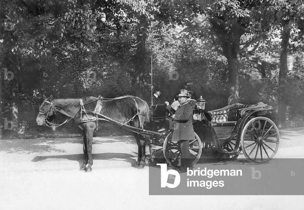 Droshky carriage, Berlin, 1910 (b/w photo)